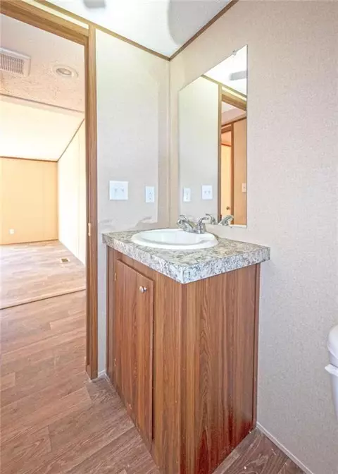 Bath - 130 Howard Rd, Toccoa, GA 30577 photo 2 of 4