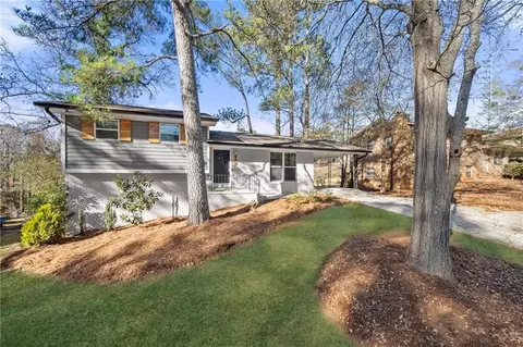 996 Longleaf Dr, Forest Park, GA 30297