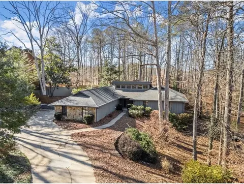 220 Mountain Pt, Roswell, GA 30075