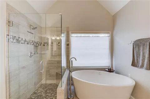 Bath - 3090 Oak Hampton Way, Duluth, GA 30096 photo 4 of 7