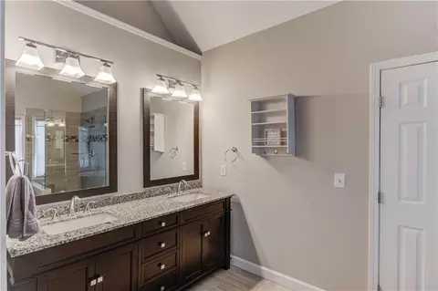 Bath - 3090 Oak Hampton Way, Duluth, GA 30096 photo 3 of 7