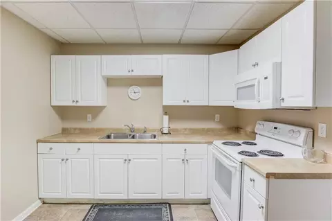 Kitchen - 3090 Oak Hampton Way, Duluth, GA 30096 photo 7 of 8