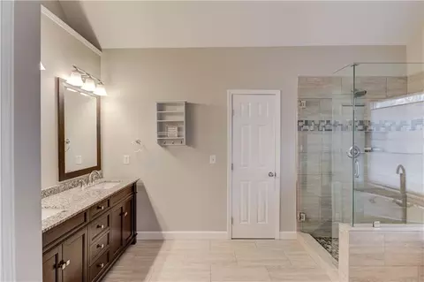 Bath - 3090 Oak Hampton Way, Duluth, GA 30096 photo 2 of 7
