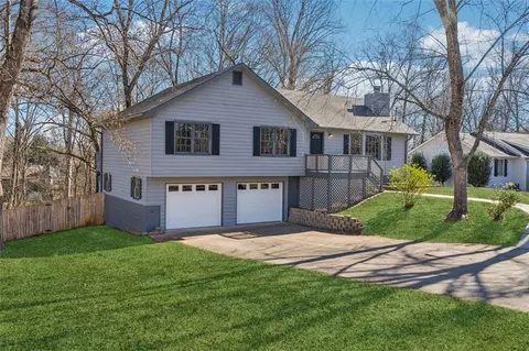 302 Hill Crest Cir, Woodstock, GA 30188