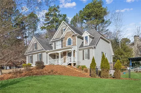 8135 Willow Pt, Gainesville, GA 30506