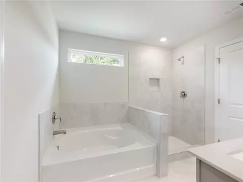 Bath - 85 Williamson St, Winder, GA 30680 photo 2 of 4