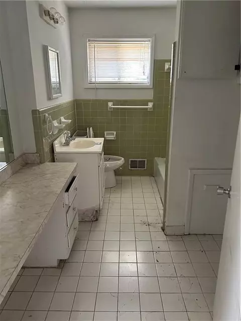 Bath - 1473 Brownleaf Dr, Jonesboro, GA 30236 photo 3 of 3