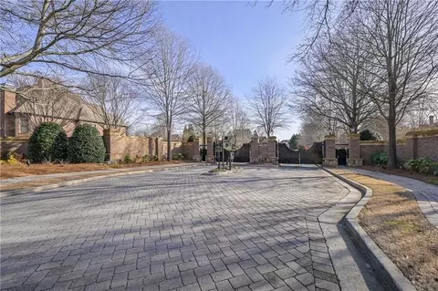 2819 Carson Garret Ct, Buford, GA 30519 photo 2