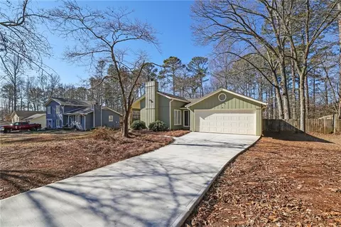 5697 Meadowood Dr, Acworth, GA 30102