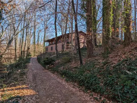 910 Hardwood Ct, Stone Mountain, GA 30083