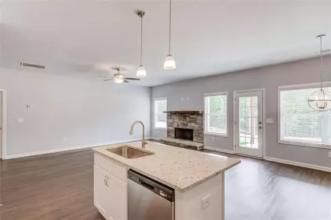 Living - 8570 Athens Rd, Carnesville, GA 30521 photo 8 of 9
