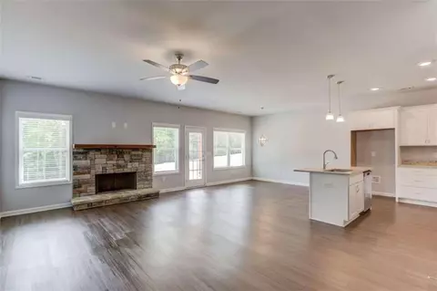 Living - 8570 Athens Rd, Carnesville, GA 30521 photo 3 of 9
