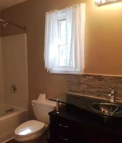 Bath - 72 Edwards St, Toccoa, GA 30577 photo 1 of 4