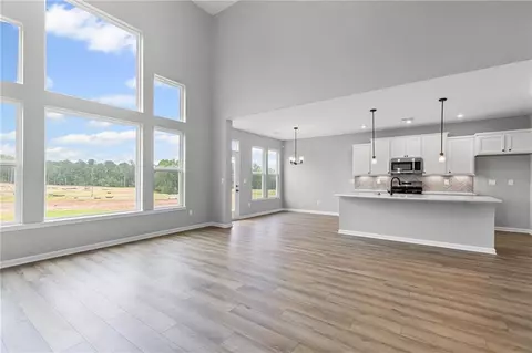 645 Crystal Lake Pkwy, Hoschton, GA 30548