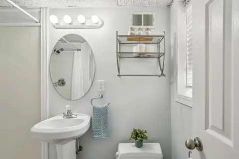 Bath - 2947 Dunnington Cir, Chamblee, GA 30341 photo 4 of 4