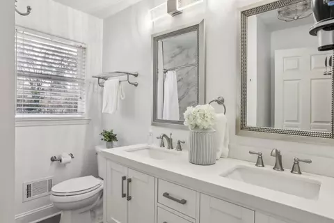 Bath - 2947 Dunnington Cir, Chamblee, GA 30341 photo 2 of 4