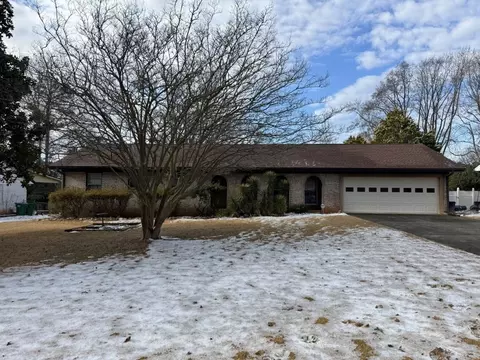 457 Castleaire Dr, Stone Mountain, GA 30087