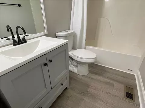 Bath - 511 Hobson Rd, Jasper, GA 30143 photo 5 of 7
