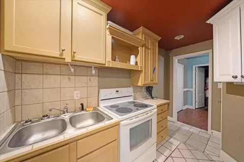 Kitchen - 323 Winding Stream Trl, Hampton, GA 30228 photo 4 of 4