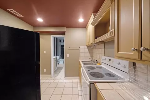 Kitchen - 323 Winding Stream Trl, Hampton, GA 30228 photo 3 of 4