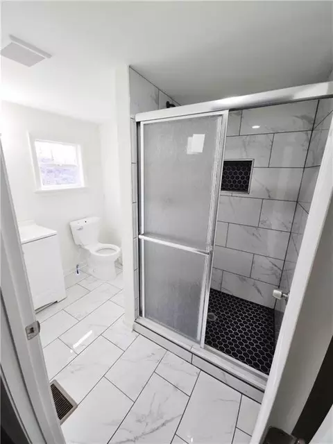 Bath - 1118 Brookhaven Cir, Toccoa, GA 30577 photo 3 of 4