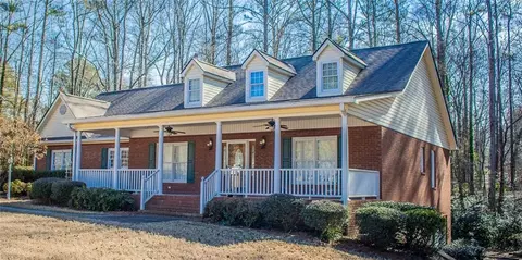 95 Twin Lakes Dr, Carrollton, GA 30116