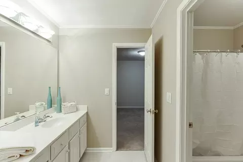 Bath - 3323 Glen Devon Ln, Berkeley Lake, GA 30096 photo 2 of 8