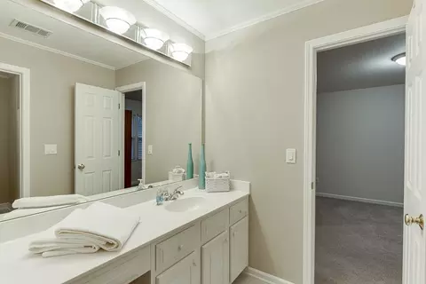 Bath - 3323 Glen Devon Ln, Berkeley Lake, GA 30096 photo 3 of 8