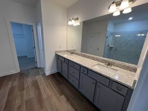 Bath - 52 River Station Dr, Monroe, GA 30656 photo 2 of 4