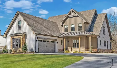 102 Creekview Ln, Canton, GA 30115