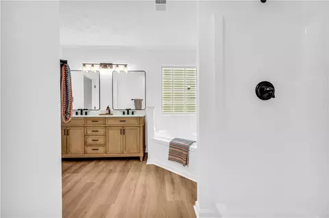 Bath - 260 Lassiter Dr, Covington, GA 30016 photo 6 of 7