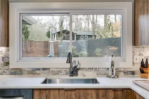 Kitchen - 1974 Ellwyn Dr, Chamblee, GA 30341 photo 4 of 7