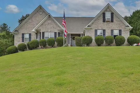 1403 Shiloh Oak Dr, Loganville, GA 30052