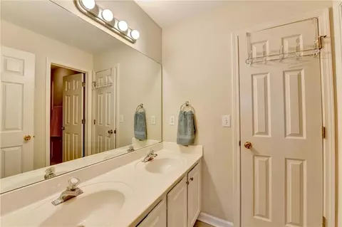 Bath - 3300 Oak Hampton Way, Duluth, GA 30096 photo 4 of 5