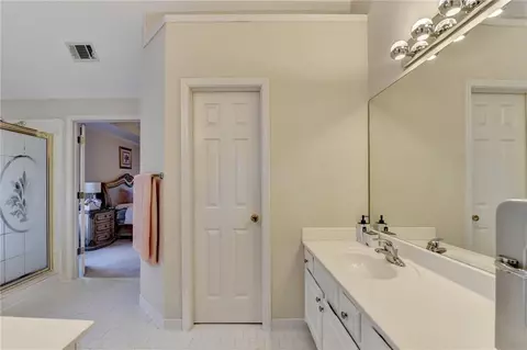 Bath - 3300 Oak Hampton Way, Duluth, GA 30096 photo 3 of 5