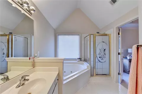 Bath - 3300 Oak Hampton Way, Duluth, GA 30096 photo 2 of 5