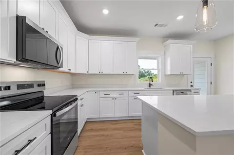 Kitchen - 633 Racetrack Rd, Toccoa, GA 30577 photo 2 of 6