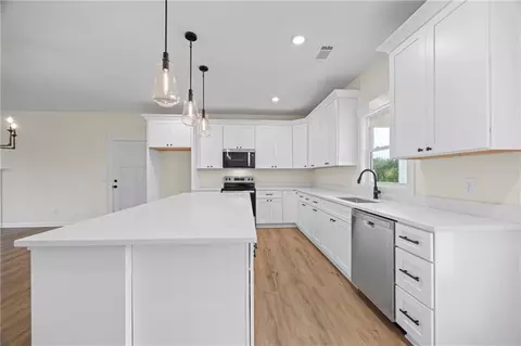 Kitchen - 633 Racetrack Rd, Toccoa, GA 30577 photo 4 of 6