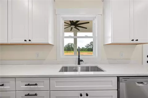 Kitchen - 633 Racetrack Rd, Toccoa, GA 30577 photo 6 of 6