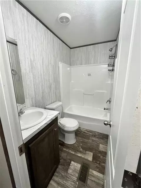 Bath - 463 Kingston Ct, Hampton, GA 30228 photo 4 of 4