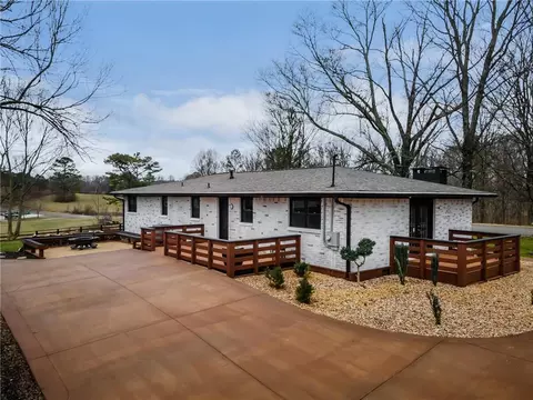9351 Henderson Mountain Rd, Fairmount, GA 30139