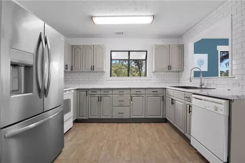 Kitchen - 987 E 1st St, Midway, GA 31320 photo 3 of 3