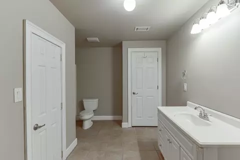 Bath - 3835 Greenside Ct, Dacula, GA 30019 photo 8 of 9