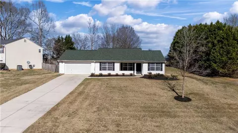 416 Raymond Dr, Winder, GA 30680