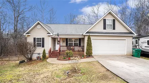 735 Hummingbird Ct, Clarkesville, GA 30523