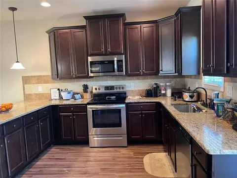 Kitchen - 2190 Bridgewater Pass, Hampton, GA 30228 photo 3 of 4