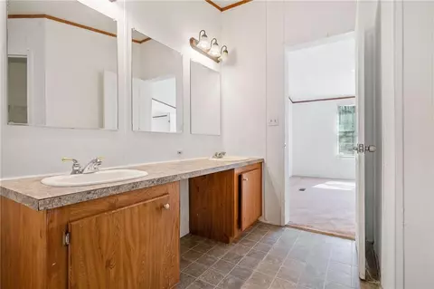 Bath - 95 Riverbrooke Trl, Covington, GA 30016 photo 5 of 6