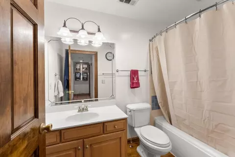 Bath - 812 Riverdale Rd, Toccoa, GA 30577 photo 3 of 7