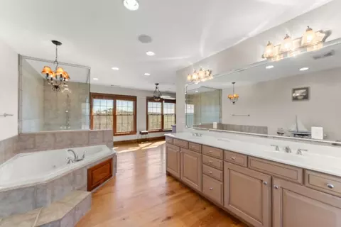 Bath - 812 Riverdale Rd, Toccoa, GA 30577 photo 5 of 7