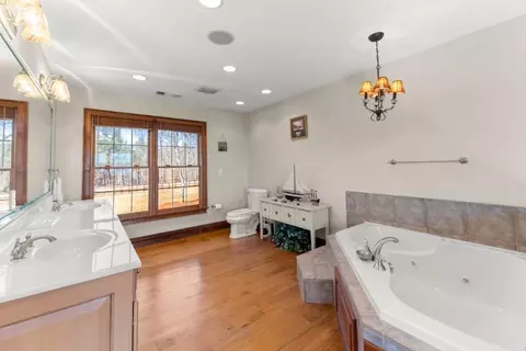 Bath - 812 Riverdale Rd, Toccoa, GA 30577 photo 4 of 7